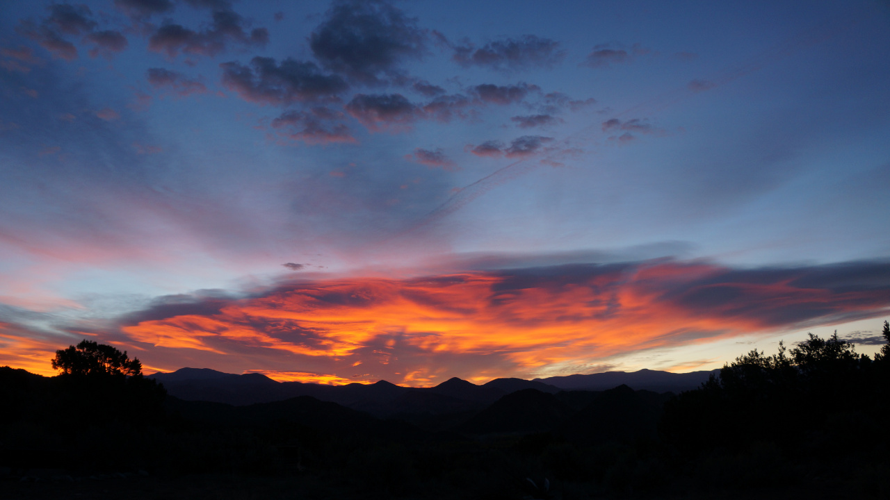 Silhouette Der Berge Bei Sonnenuntergang. Wallpaper in 1280x720 Resolution