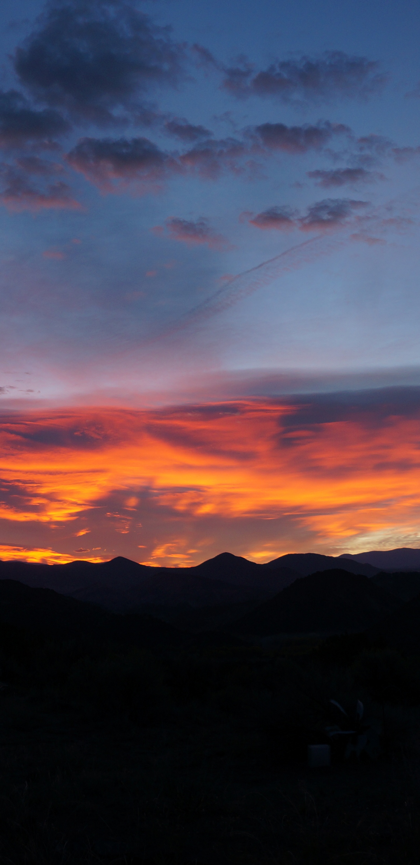 Silueta de Las Montañas Durante la Puesta de Sol. Wallpaper in 1440x2960 Resolution