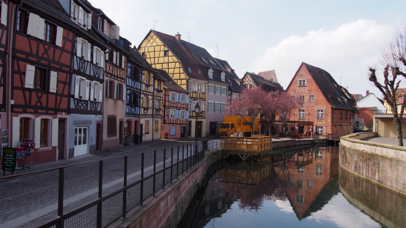 Brown and White Concrete Building Beside River During Daytime. Wallpaper in 1366x768 Resolution