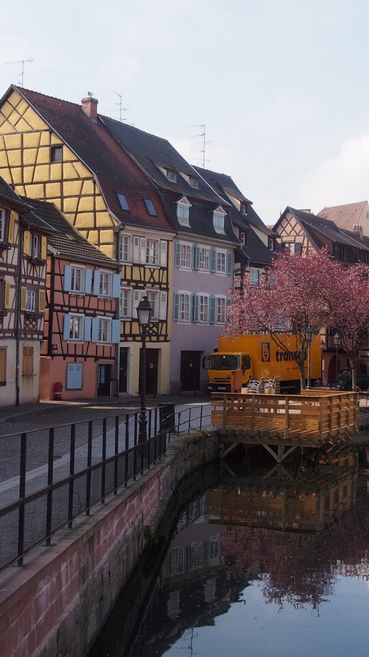 Bâtiment en Béton Brun et Blanc à Côté de la Rivière Pendant la Journée. Wallpaper in 720x1280 Resolution