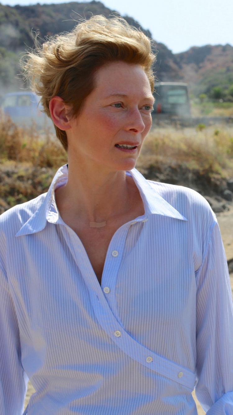 Frau in Weißem Hemd Mit Knöpfen, Die Tagsüber Auf Braunem Sand Steht. Wallpaper in 750x1334 Resolution