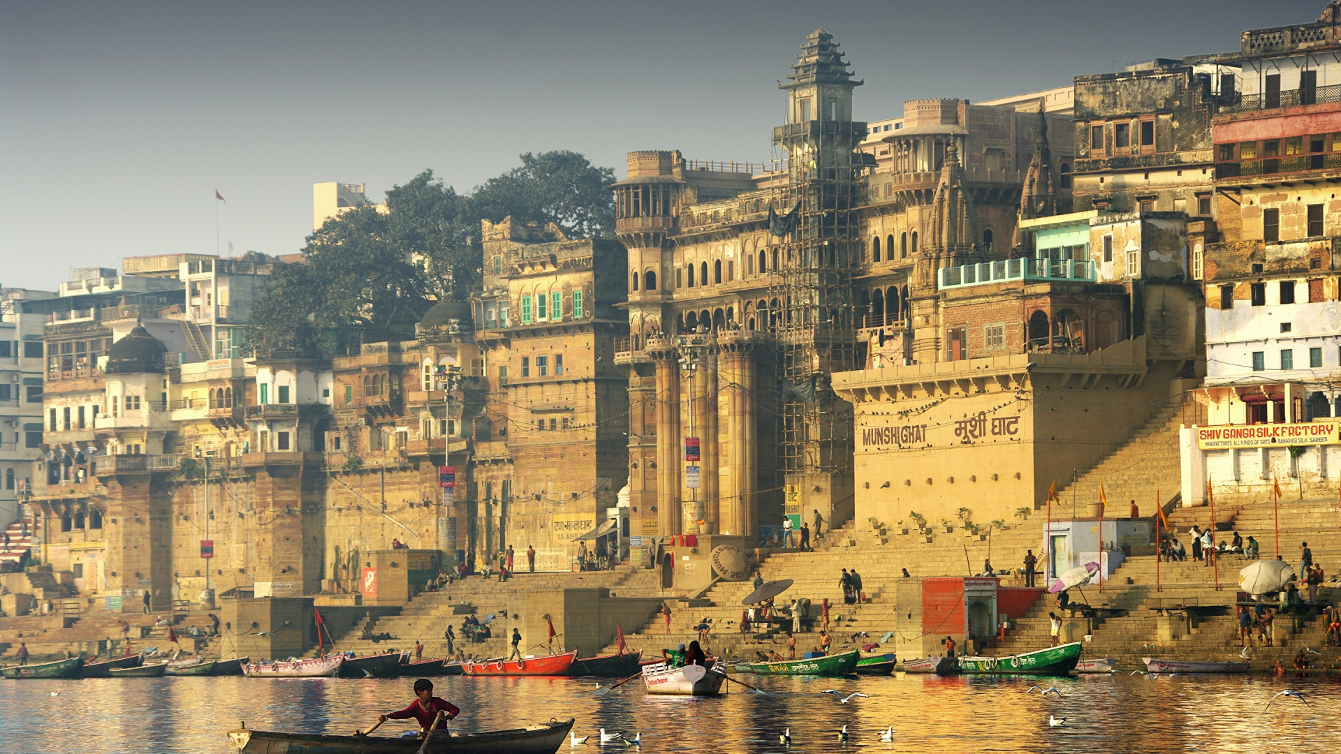 People Riding on Boat Near Brown Concrete Building During Daytime. Wallpaper in 1920x1080 Resolution