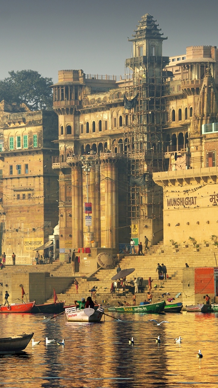 People Riding on Boat Near Brown Concrete Building During Daytime. Wallpaper in 720x1280 Resolution