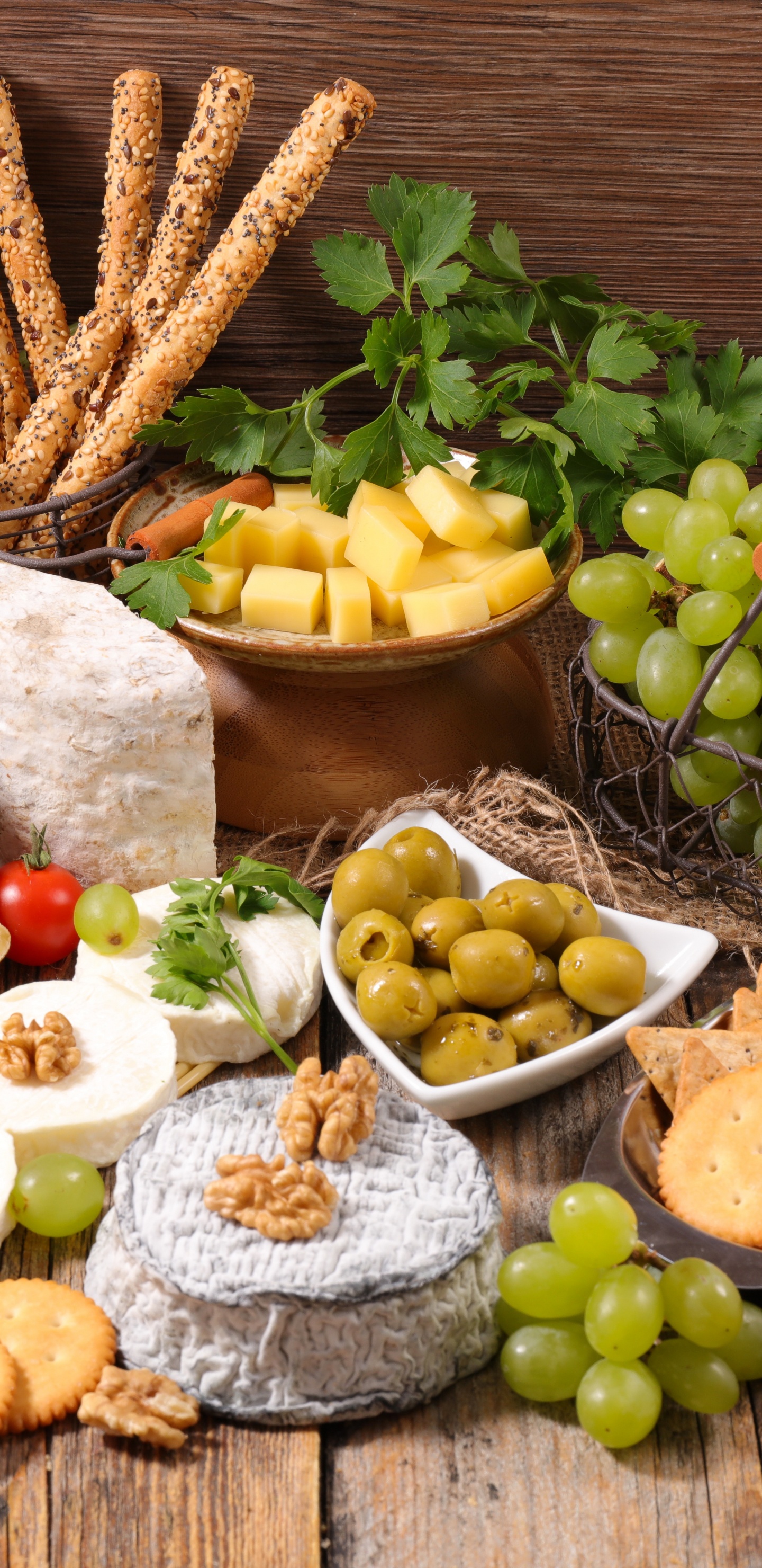 Maïs Grillé et Viande Tranchée Sur Planche à Découper en Bois Marron. Wallpaper in 1440x2960 Resolution