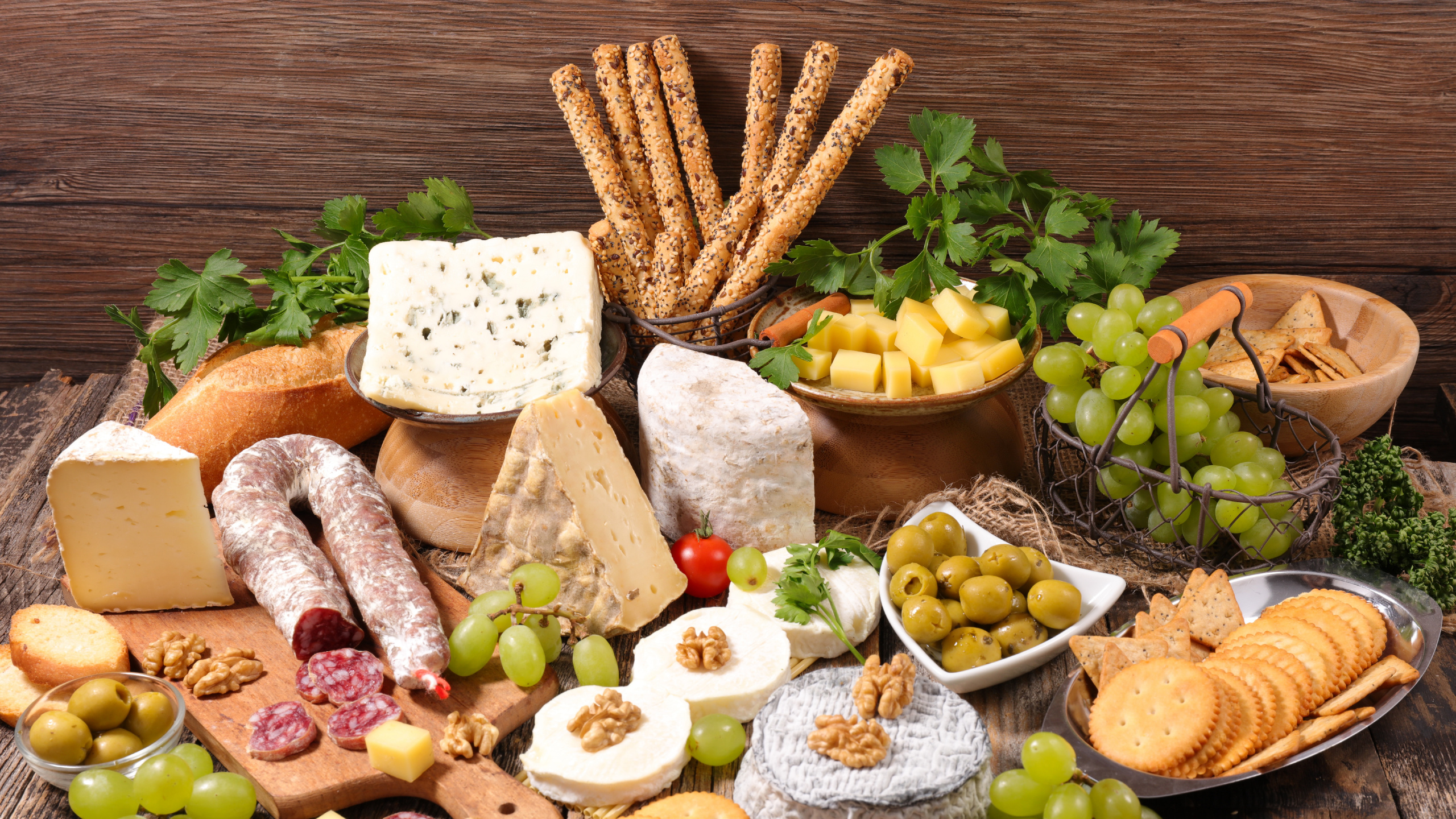 Maïs Grillé et Viande Tranchée Sur Planche à Découper en Bois Marron. Wallpaper in 2560x1440 Resolution