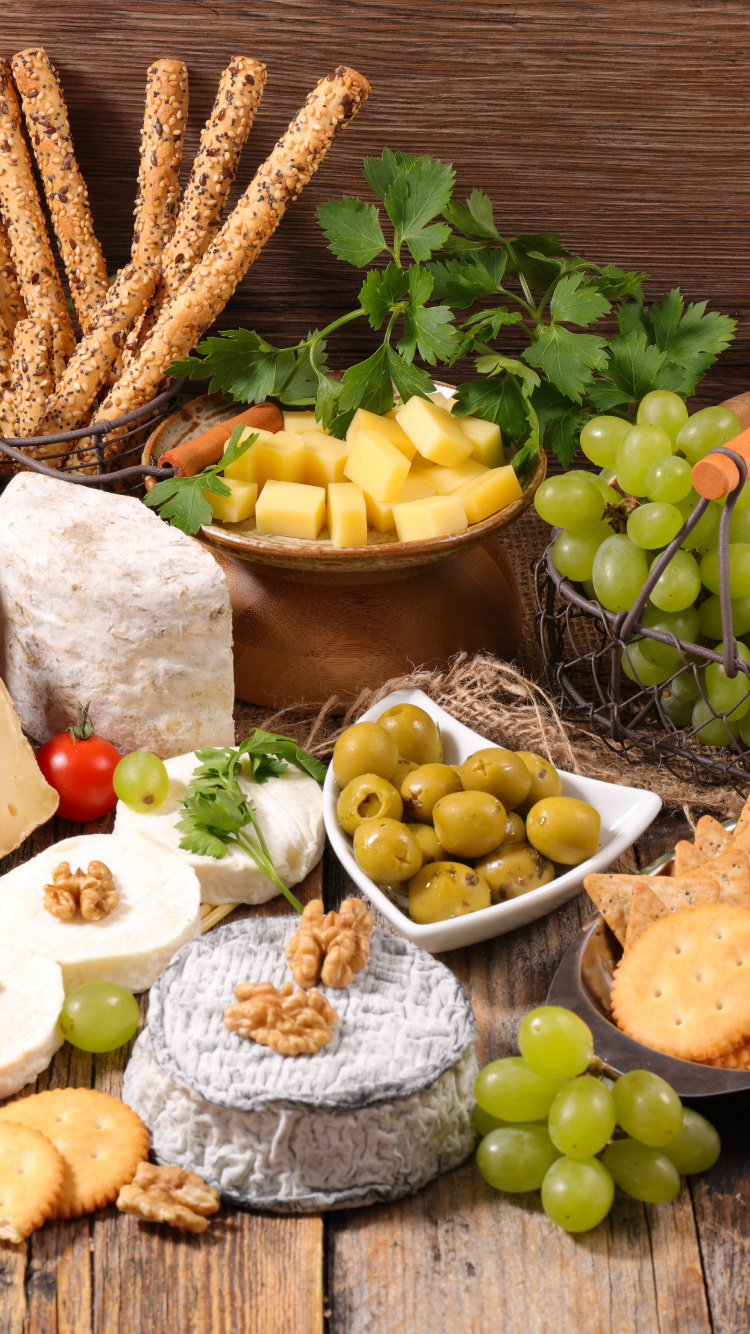 Maïs Grillé et Viande Tranchée Sur Planche à Découper en Bois Marron. Wallpaper in 750x1334 Resolution