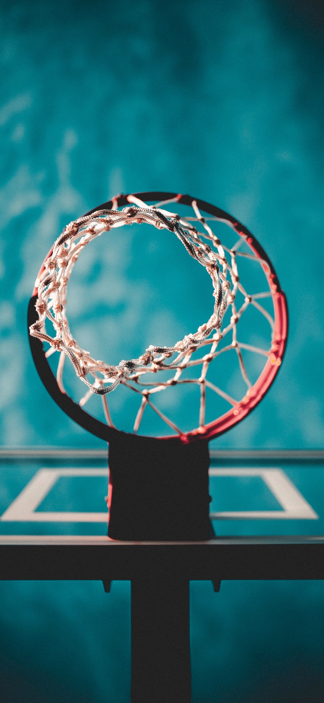 Canasta de Baloncesto Con Fondo Azul. Wallpaper in 1125x2436 Resolution
