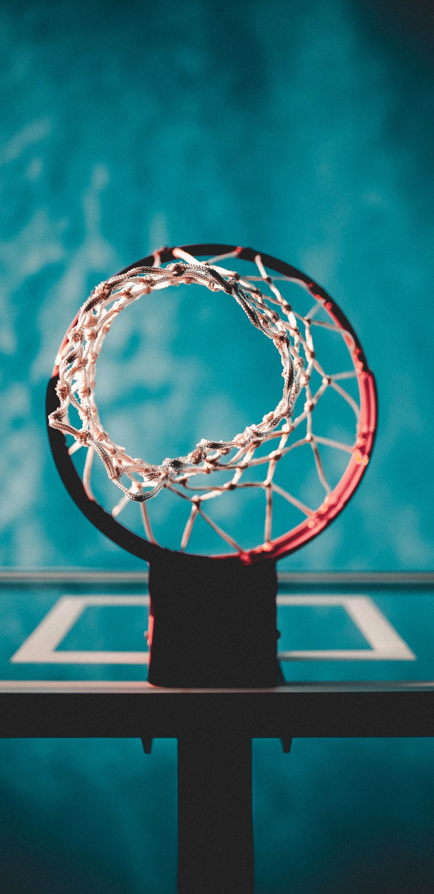 Basketballkorb Mit Blauem Hintergrund. Wallpaper in 1440x2960 Resolution