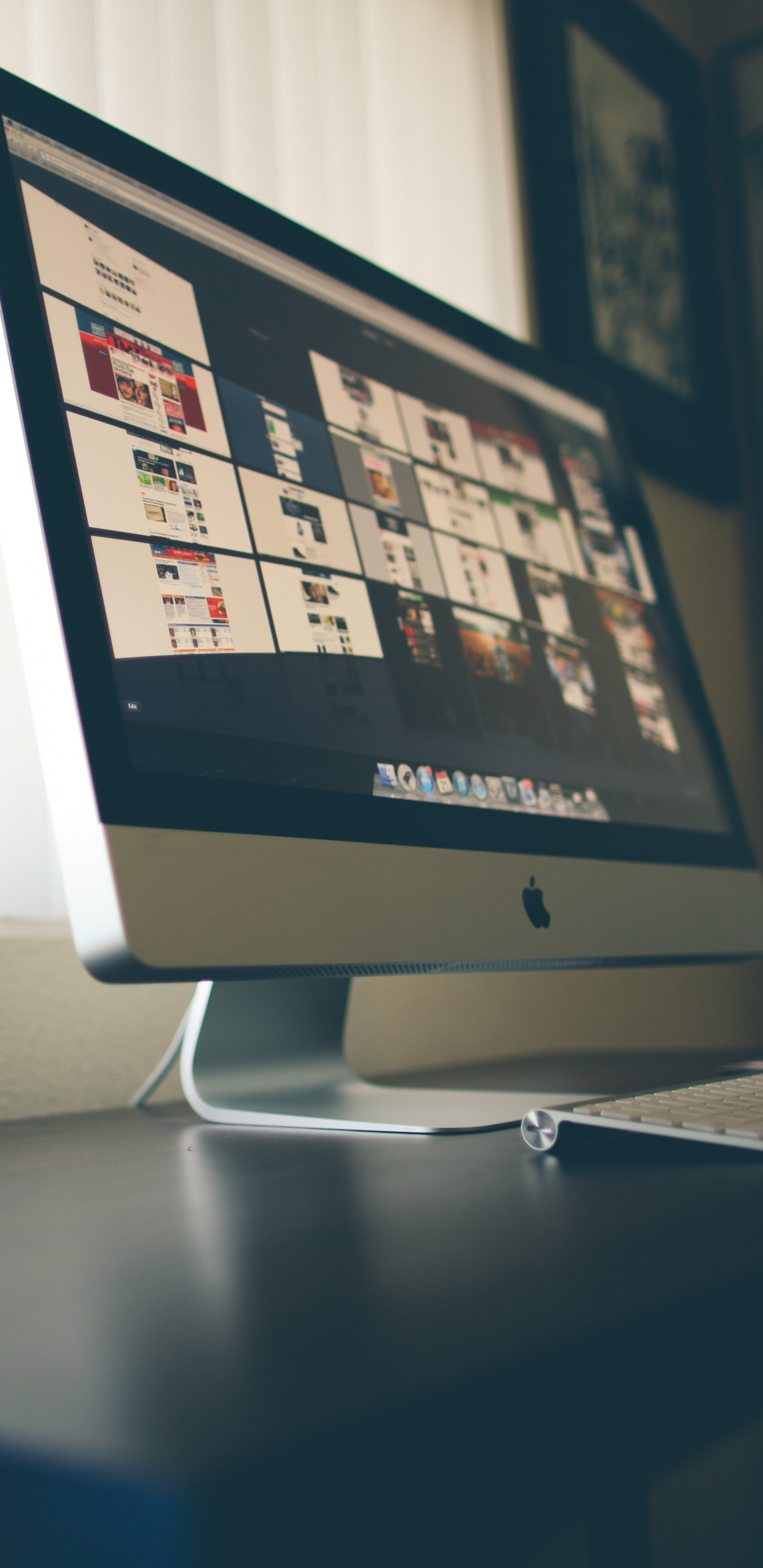 Imac Argenté Sur Table Près du Clavier Magique Apple. Wallpaper in 1440x2960 Resolution