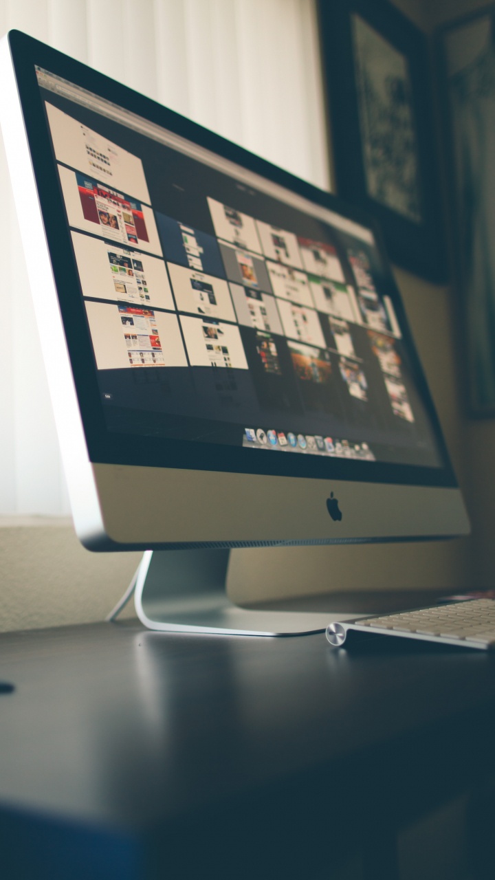 Silver Imac on Table Near Apple Magic Keyboard. Wallpaper in 720x1280 Resolution