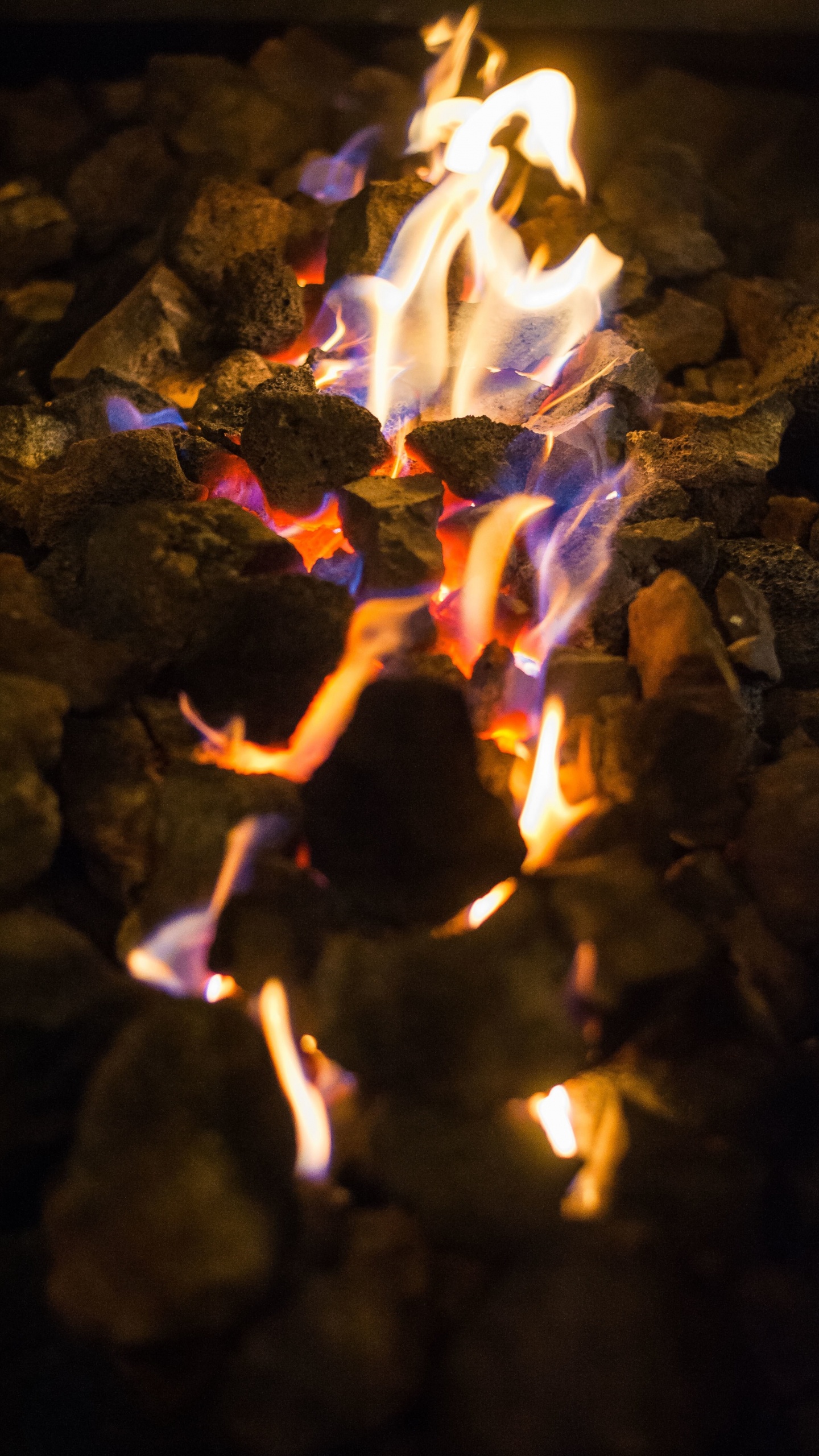 Feu Blanc et Brun Sur Des Roches Brunes. Wallpaper in 1440x2560 Resolution