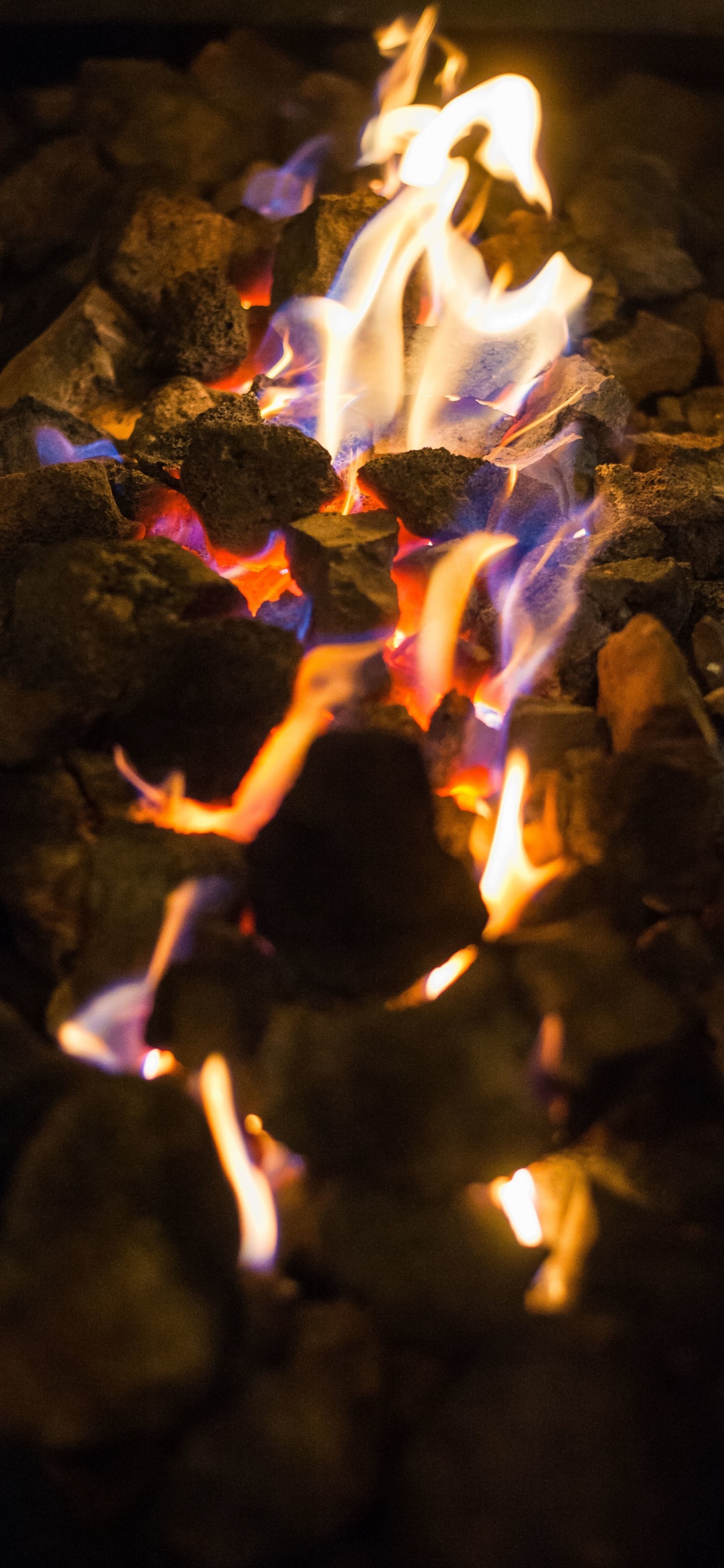 Weißes Und Braunes Feuer Auf Braunen Felsen. Wallpaper in 1242x2688 Resolution