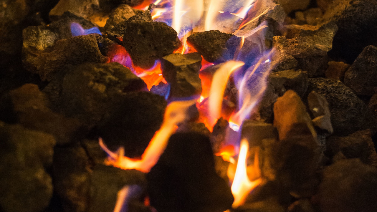 Weißes Und Braunes Feuer Auf Braunen Felsen. Wallpaper in 1280x720 Resolution