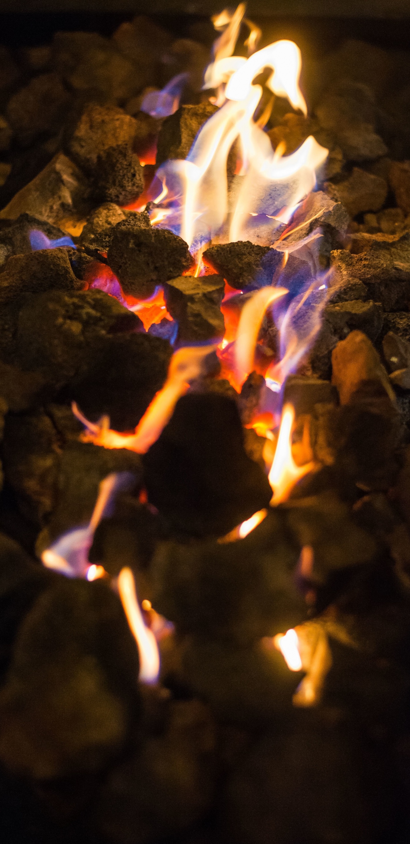 Weißes Und Braunes Feuer Auf Braunen Felsen. Wallpaper in 1440x2960 Resolution