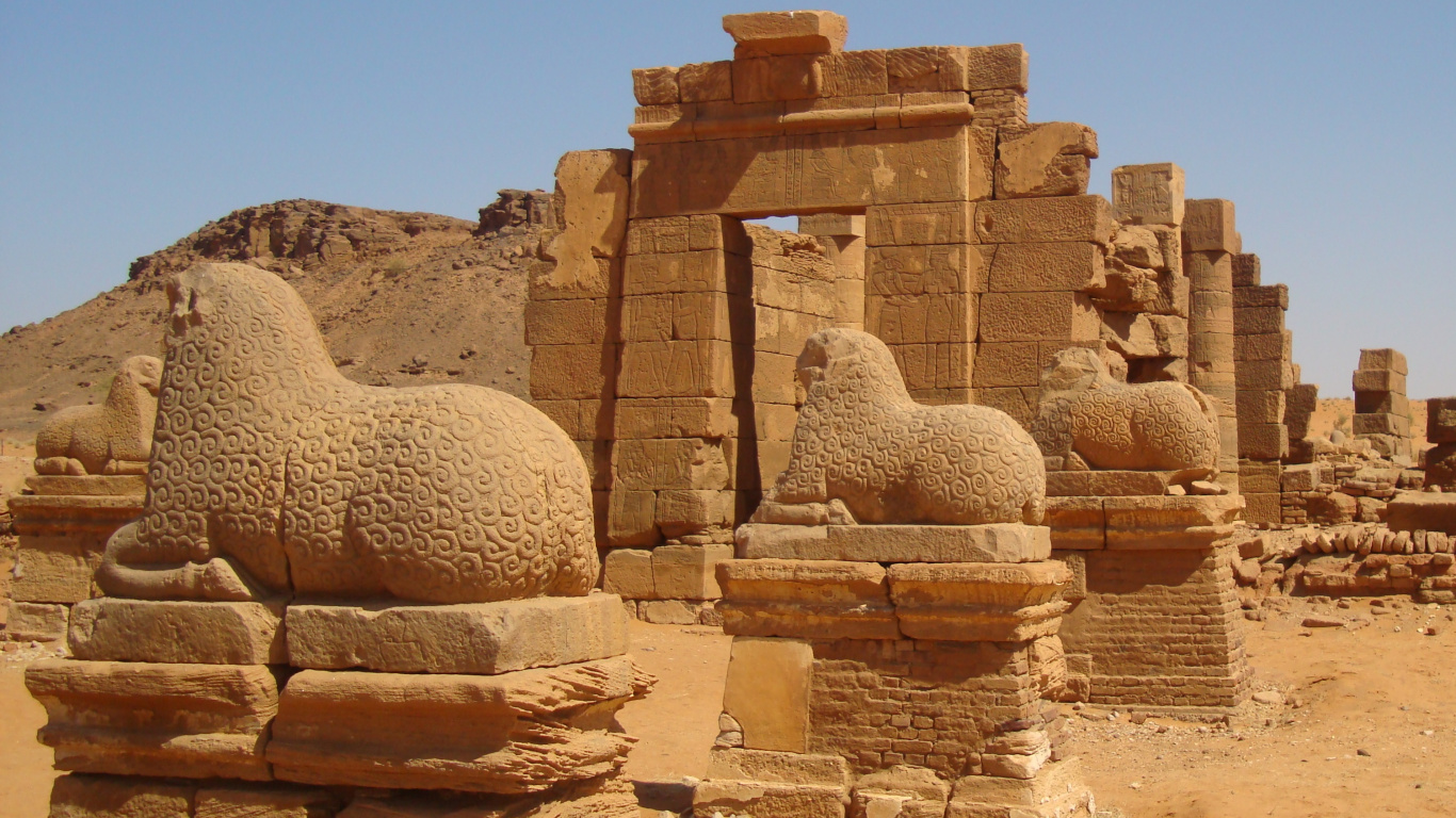 Braunes Betongebäude Unter Blauem Himmel Tagsüber. Wallpaper in 1366x768 Resolution