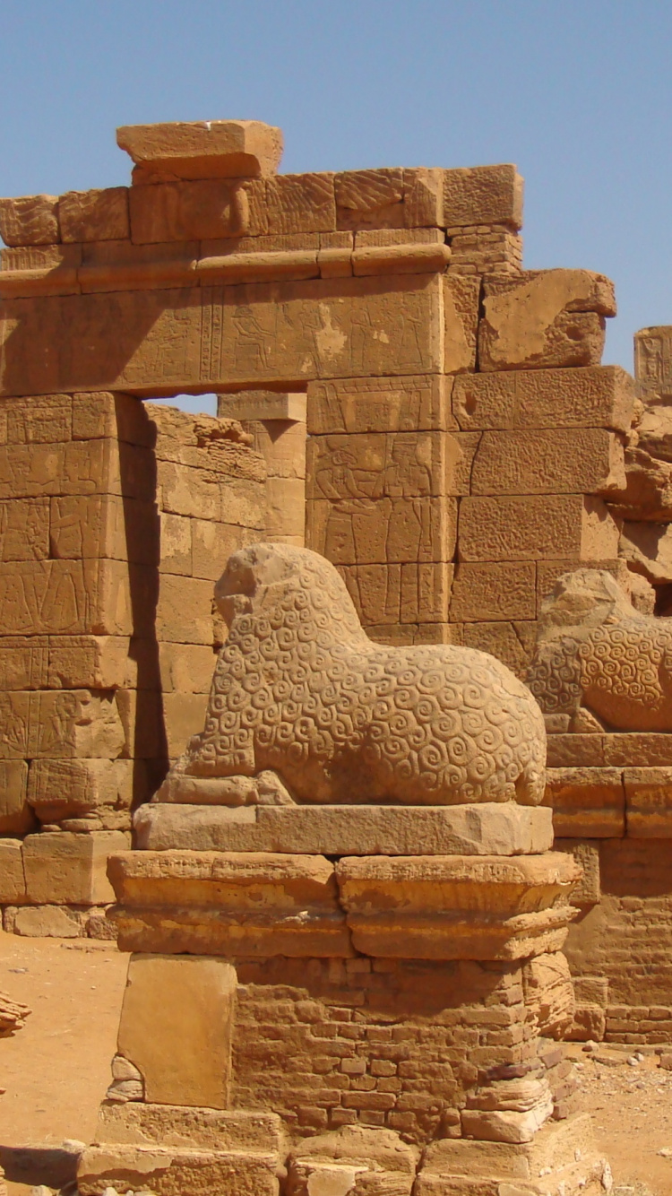 Bâtiment en Béton Brun Sous Ciel Bleu Pendant la Journée. Wallpaper in 750x1334 Resolution