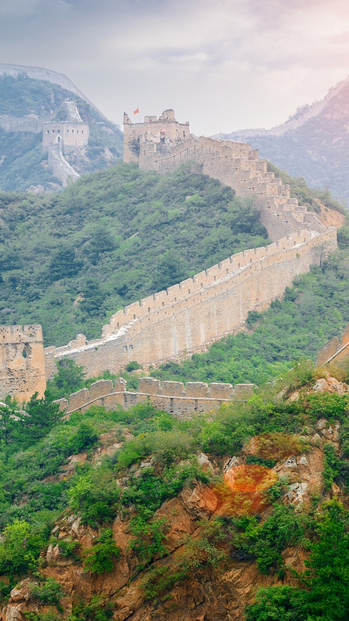 Edificio de Hormigón Marrón en la Montaña. Wallpaper in 720x1280 Resolution