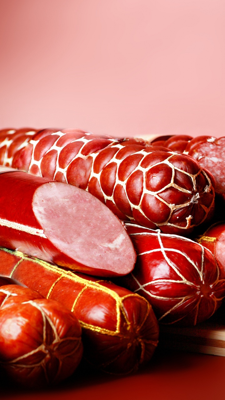 Schwarzbrot Auf Braunem Holztablett. Wallpaper in 720x1280 Resolution