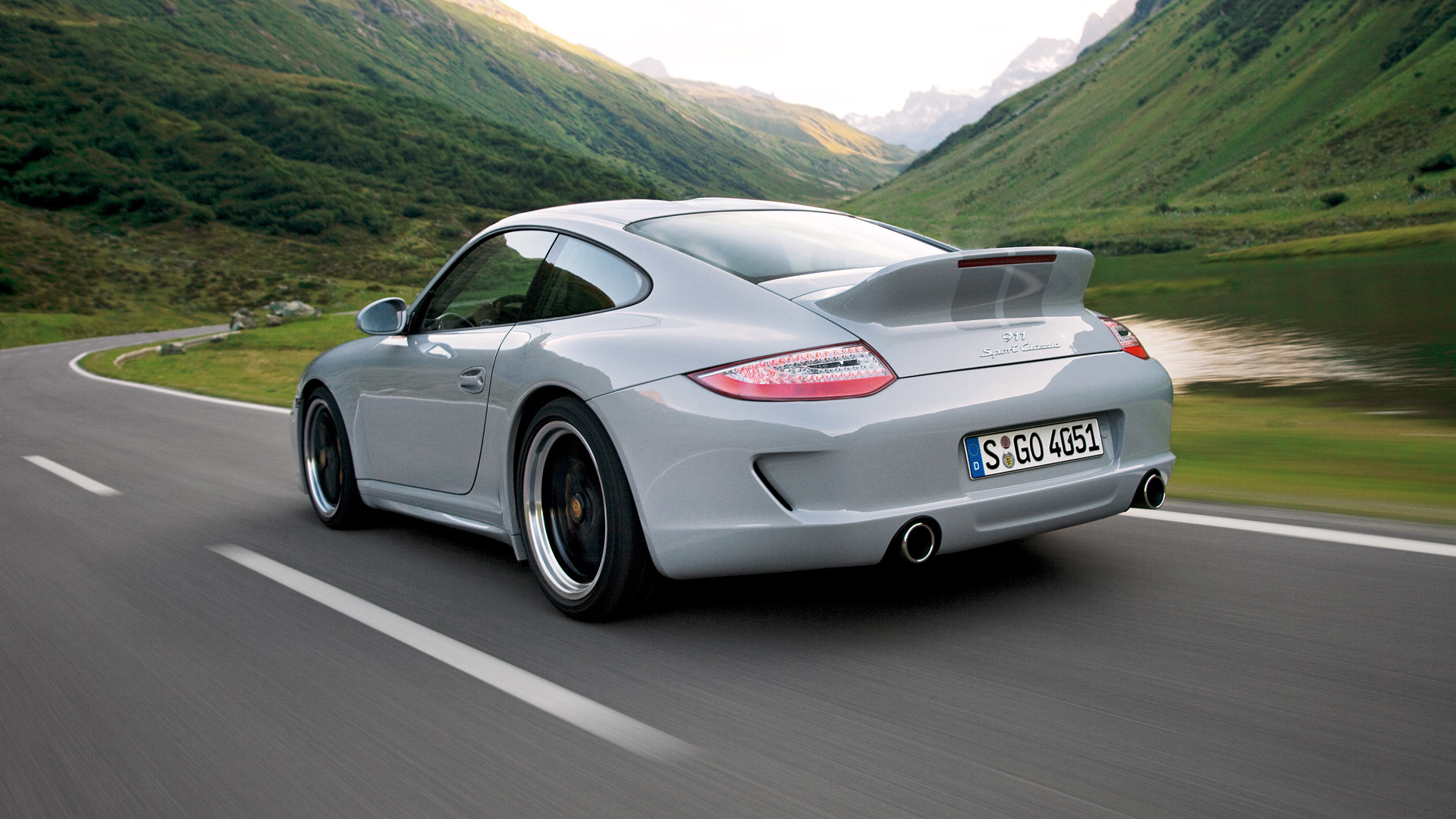 Weißer Porsche 911 Tagsüber Unterwegs. Wallpaper in 1920x1080 Resolution