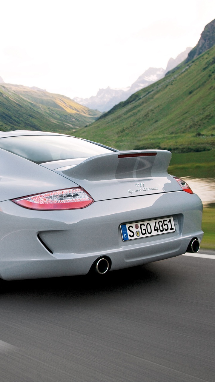 Weißer Porsche 911 Tagsüber Unterwegs. Wallpaper in 720x1280 Resolution