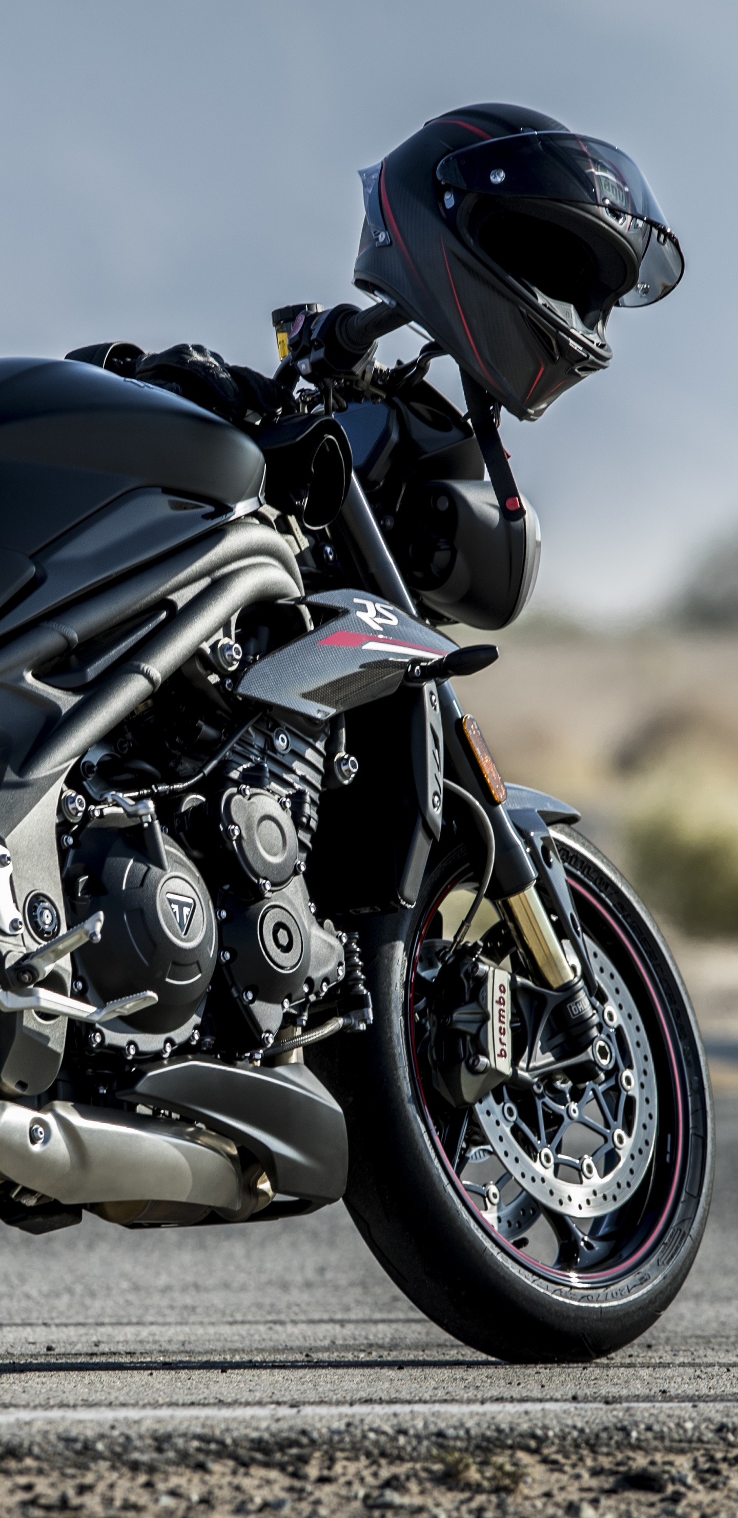 Hombre Con Casco Negro Montando Bicicleta Deportiva Negra. Wallpaper in 1440x2960 Resolution