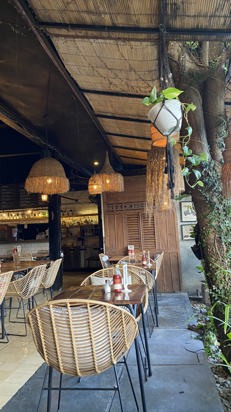 Tabla, Mueble, Luminaria, Mesa al Aire Libre, Restaurante. Wallpaper in 750x1334 Resolution