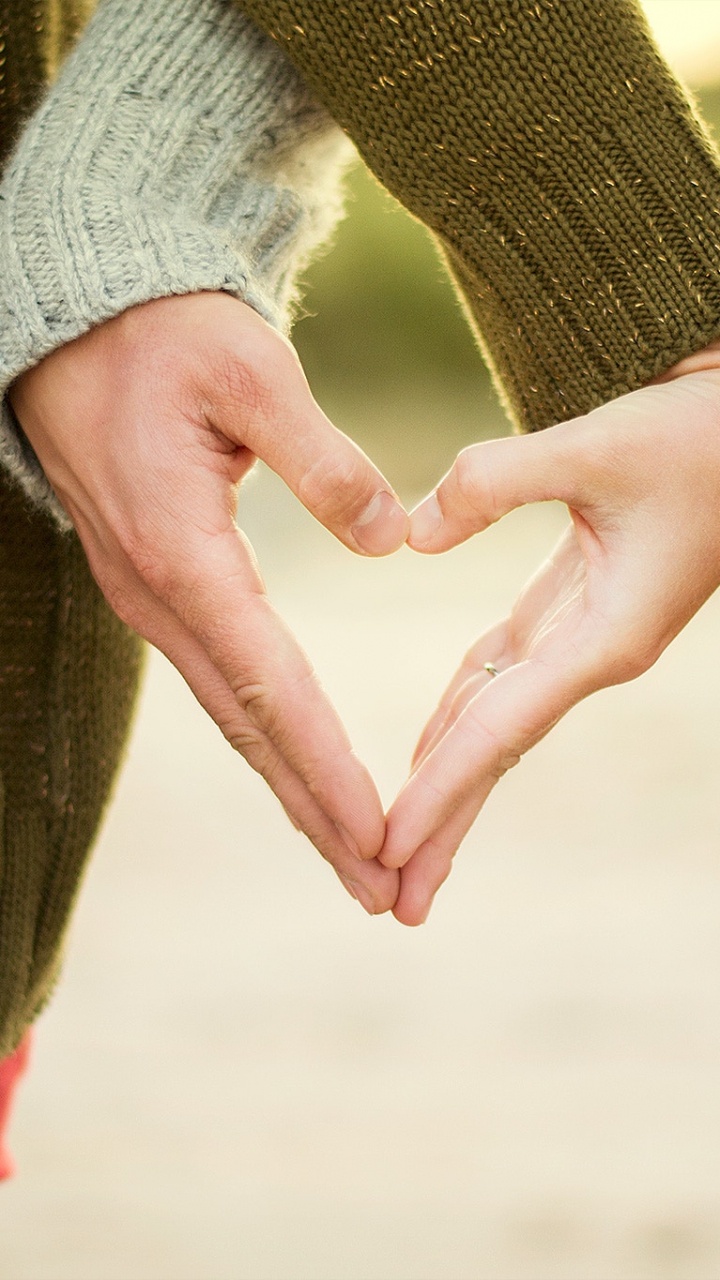 Les Gens Dans la Nature, en se Tenant Les Mains, Geste, Amour, Interaction. Wallpaper in 720x1280 Resolution