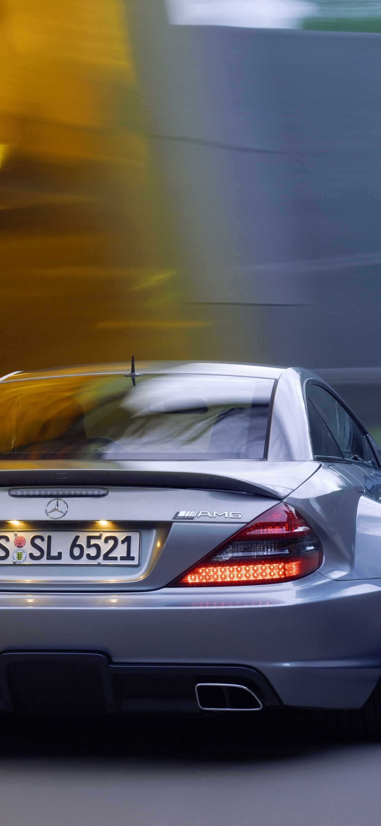 Schwarzer Porsche 911 Tagsüber Unterwegs. Wallpaper in 1242x2688 Resolution