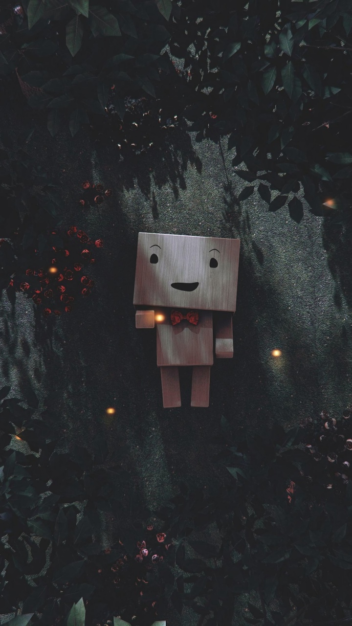 Casita Para Aves de Madera Marrón Sobre Hojas Verdes. Wallpaper in 720x1280 Resolution