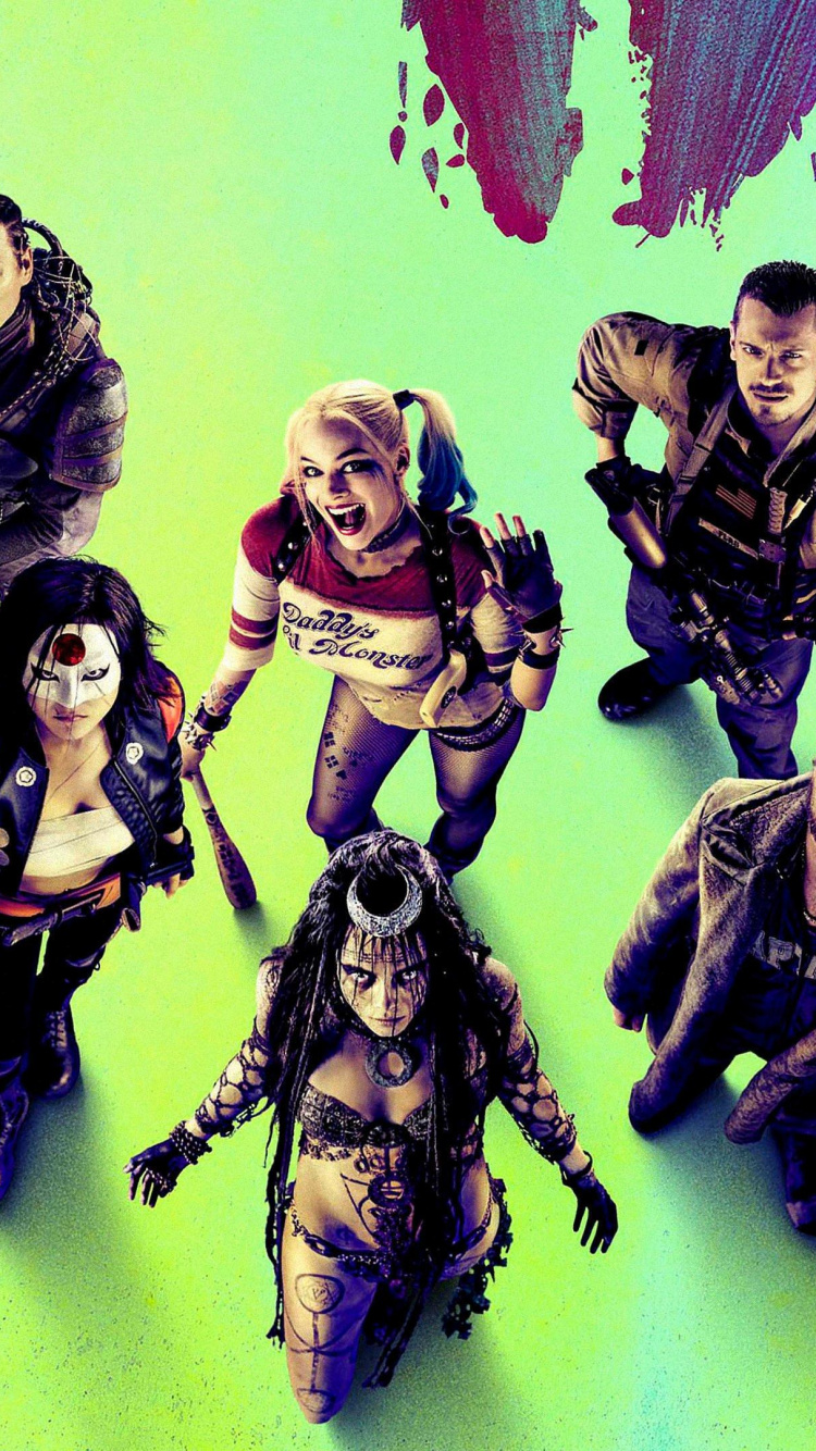 Grupo de Personas Sentadas en el Piso Verde. Wallpaper in 750x1334 Resolution