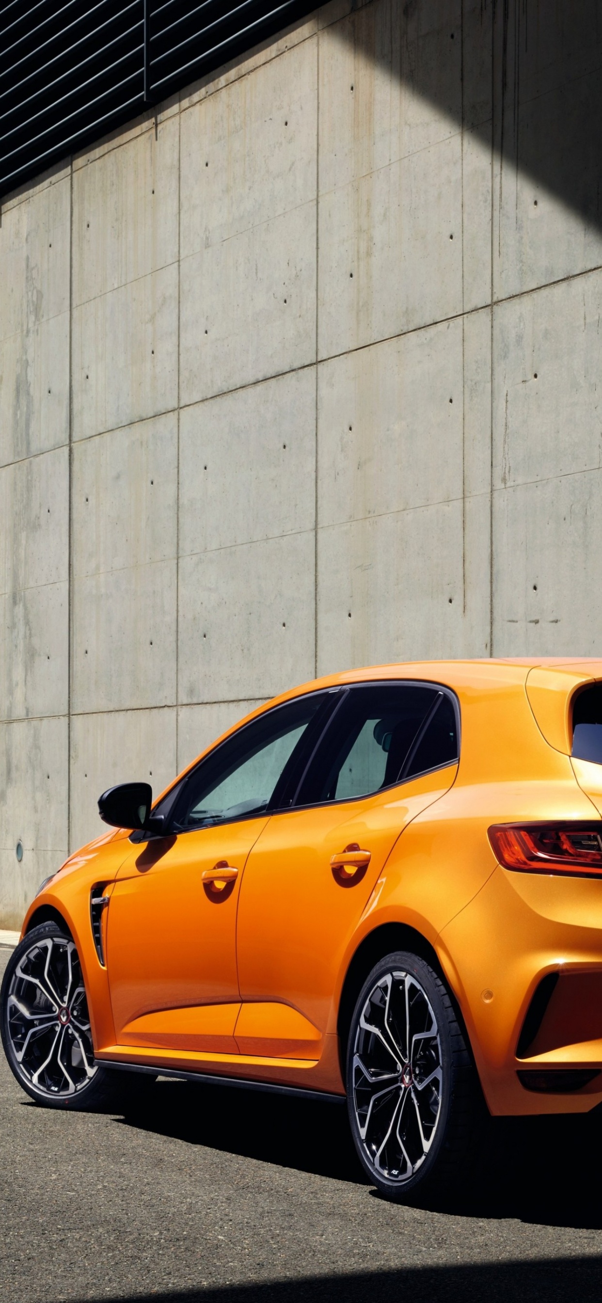 Porsche 911 Naranja Estacionado Junto a la Pared Blanca. Wallpaper in 1242x2688 Resolution