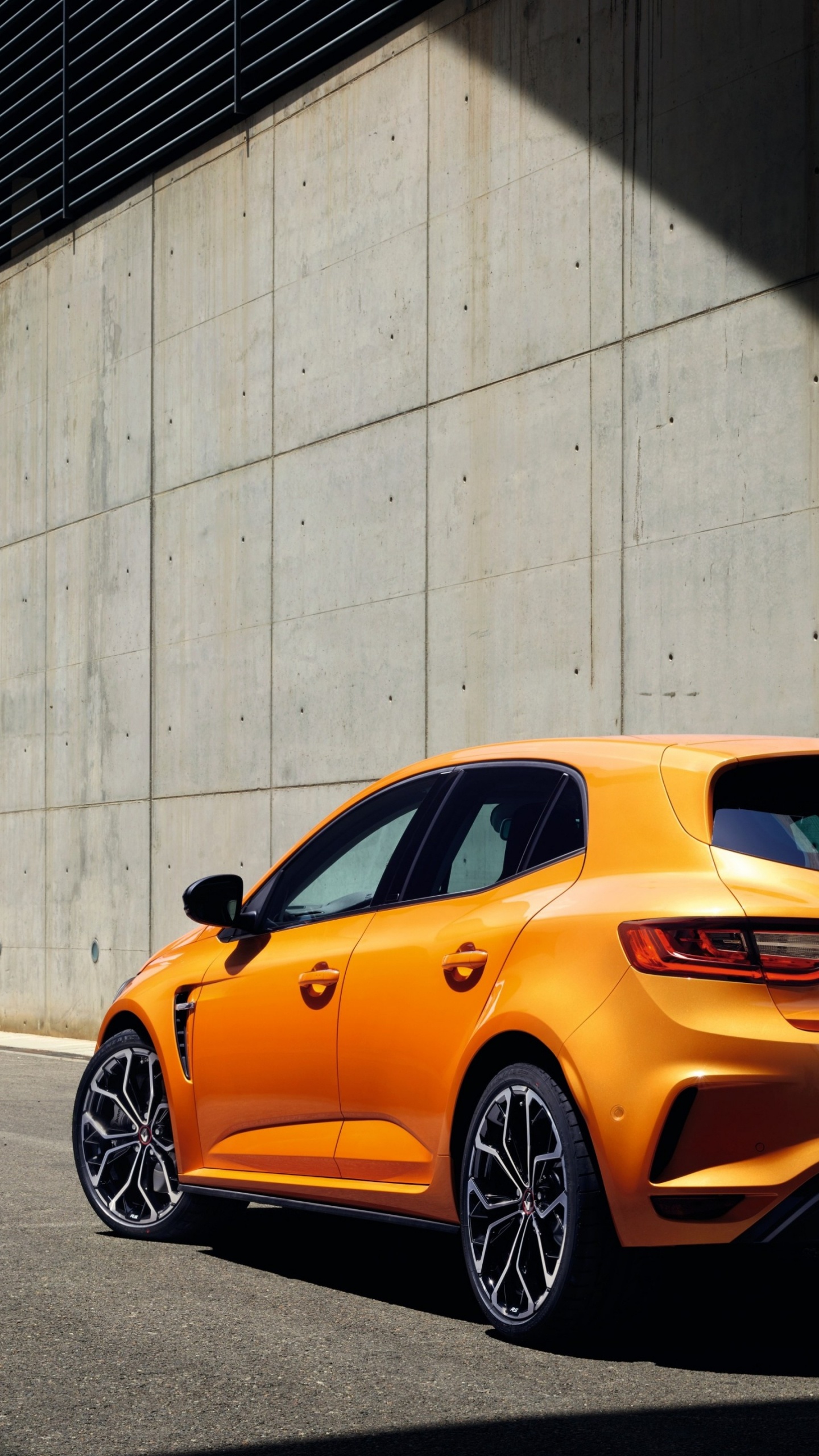 Porsche 911 Orange Garée à Côté D'un Mur Blanc. Wallpaper in 1440x2560 Resolution