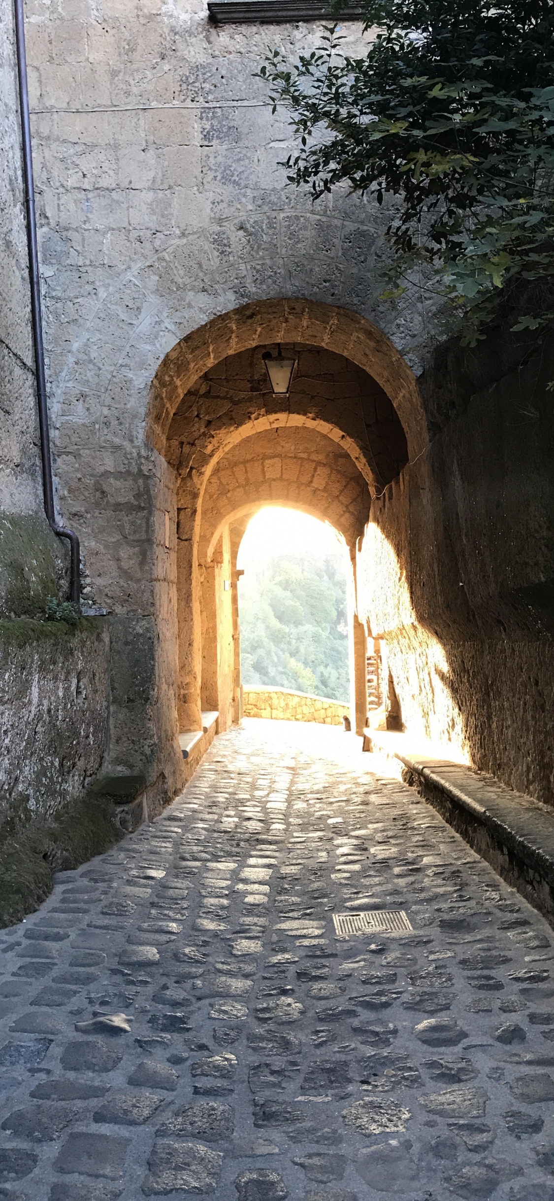 Couloir en Béton Gris Avec Des Fenêtres en Forme D'arc. Wallpaper in 1125x2436 Resolution