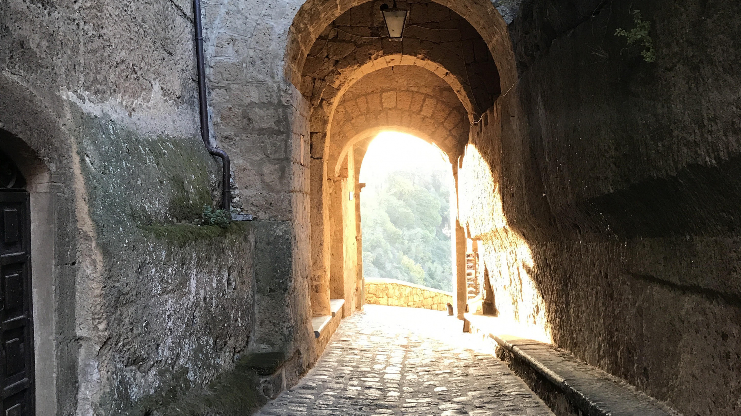 Couloir en Béton Gris Avec Des Fenêtres en Forme D'arc. Wallpaper in 2560x1440 Resolution
