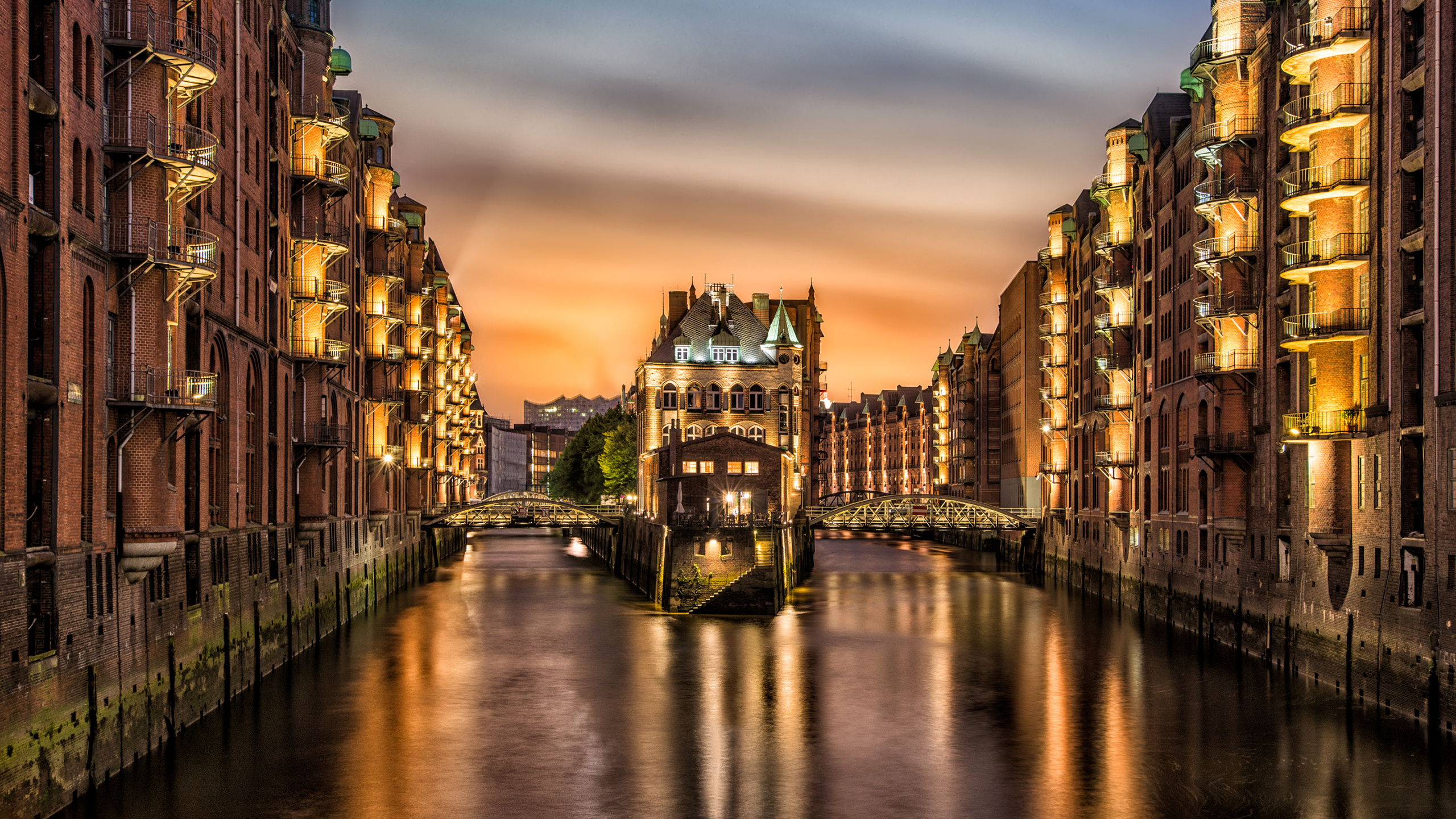 Bâtiment en Béton Brun Près de la Rivière Pendant la Journée. Wallpaper in 2560x1440 Resolution