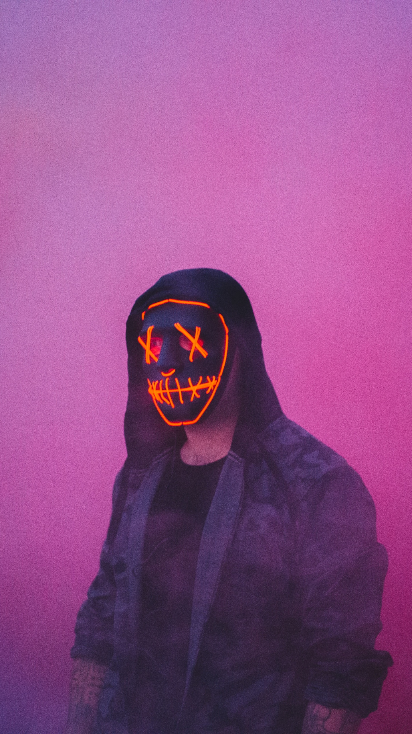 Mann im Schwarzen Hoodie Mit Schwarzer Brille. Wallpaper in 1440x2560 Resolution