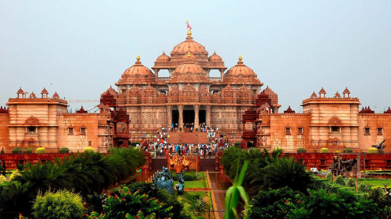 Personnes Marchant Près D'un Bâtiment en Béton Brun Pendant la Journée. Wallpaper in 1280x720 Resolution
