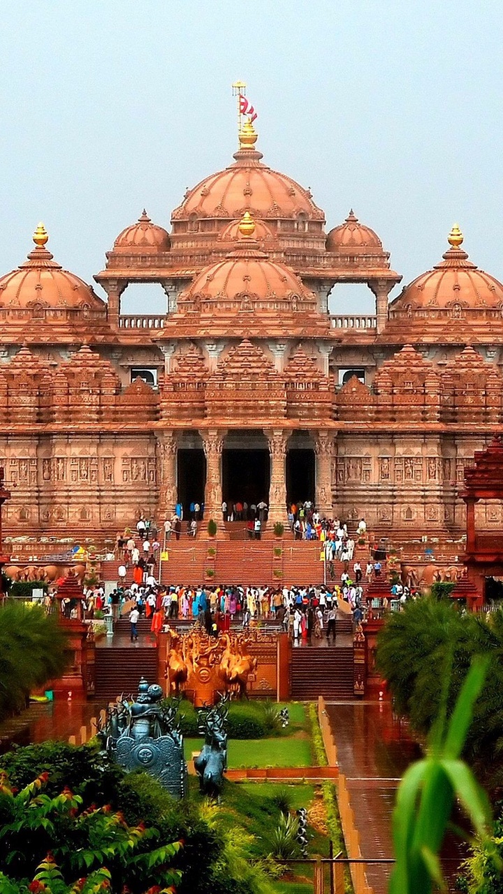 Personnes Marchant Près D'un Bâtiment en Béton Brun Pendant la Journée. Wallpaper in 720x1280 Resolution