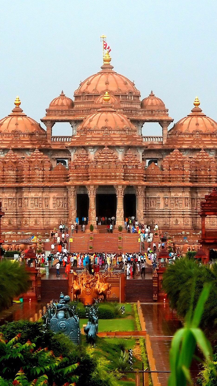 Personnes Marchant Près D'un Bâtiment en Béton Brun Pendant la Journée. Wallpaper in 750x1334 Resolution