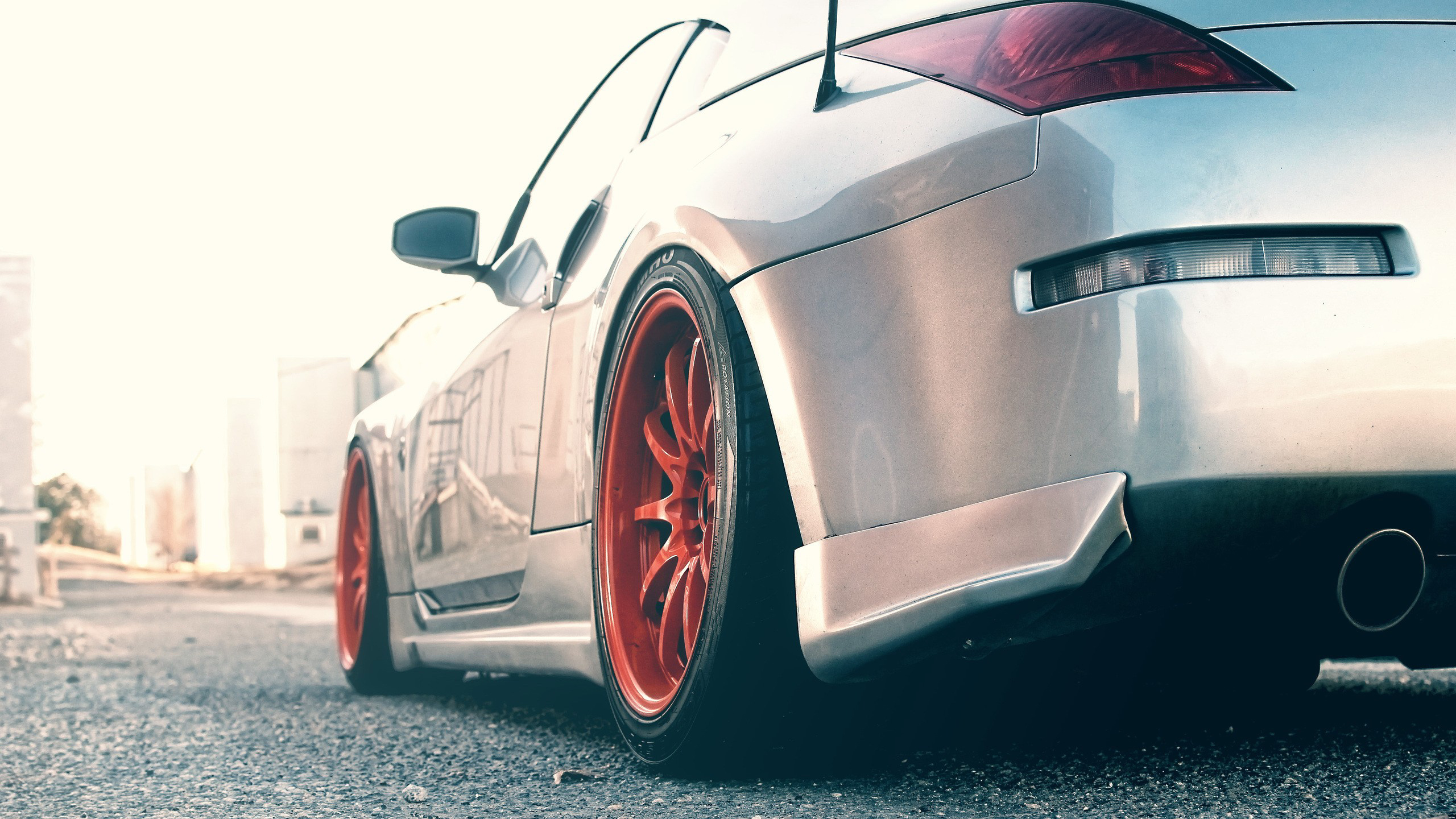 Silberner Porsche 911 Unterwegs. Wallpaper in 2560x1440 Resolution