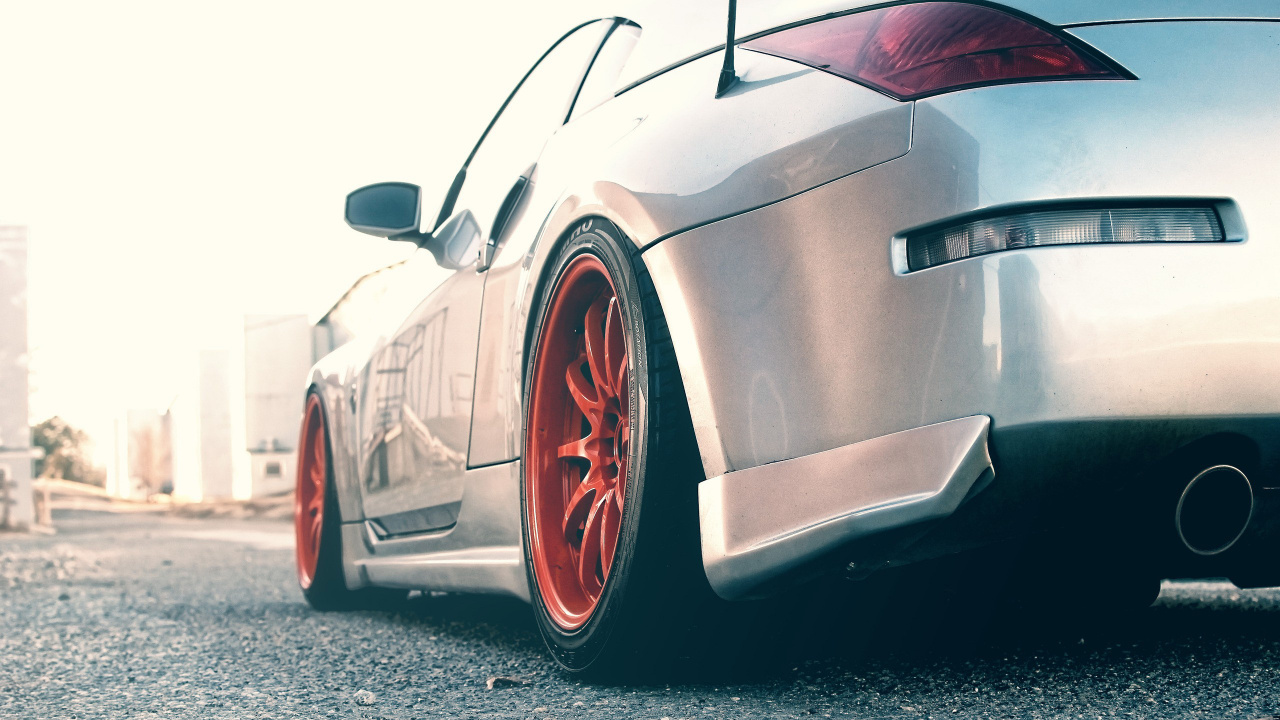 Porsche 911 Plateado en la Carretera. Wallpaper in 1280x720 Resolution