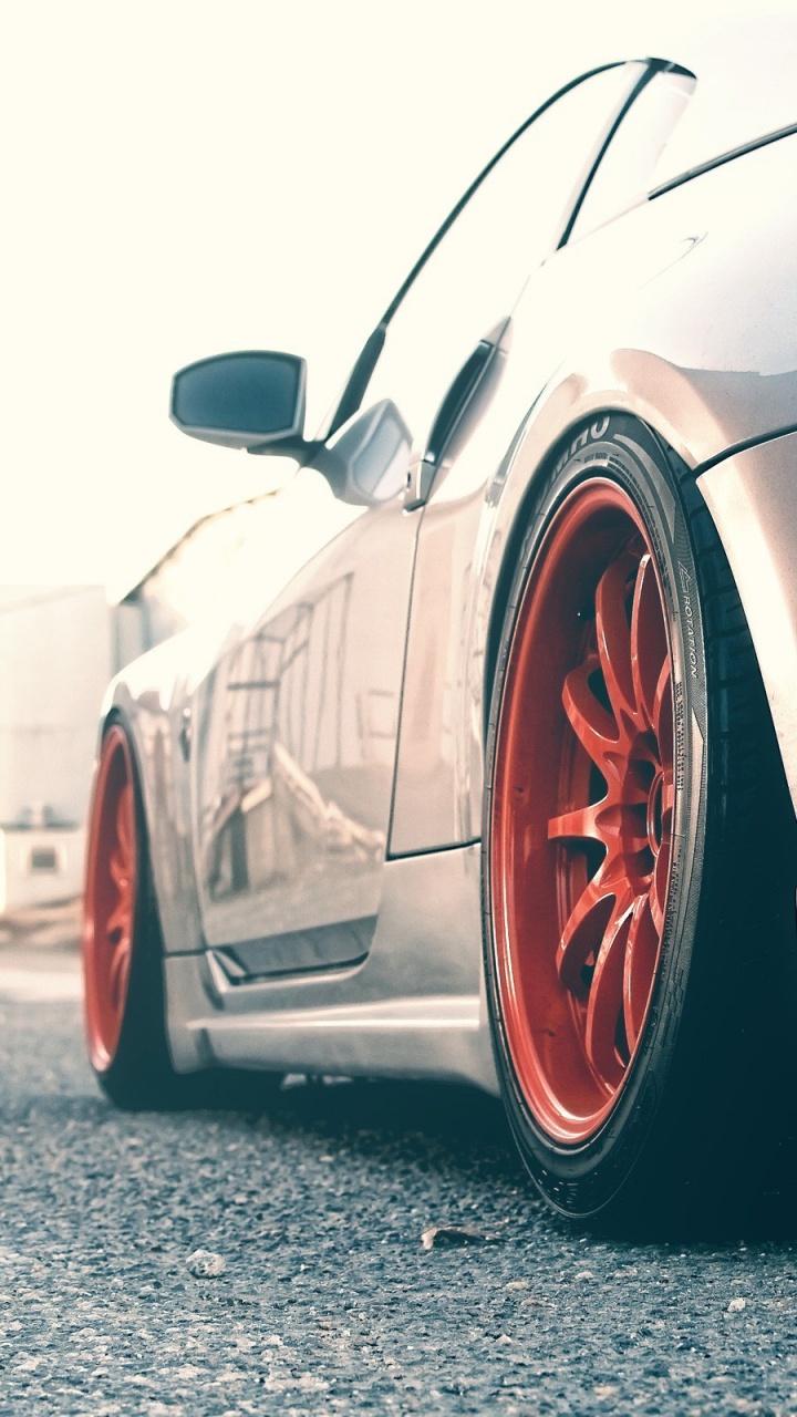 Porsche 911 Plateado en la Carretera. Wallpaper in 720x1280 Resolution