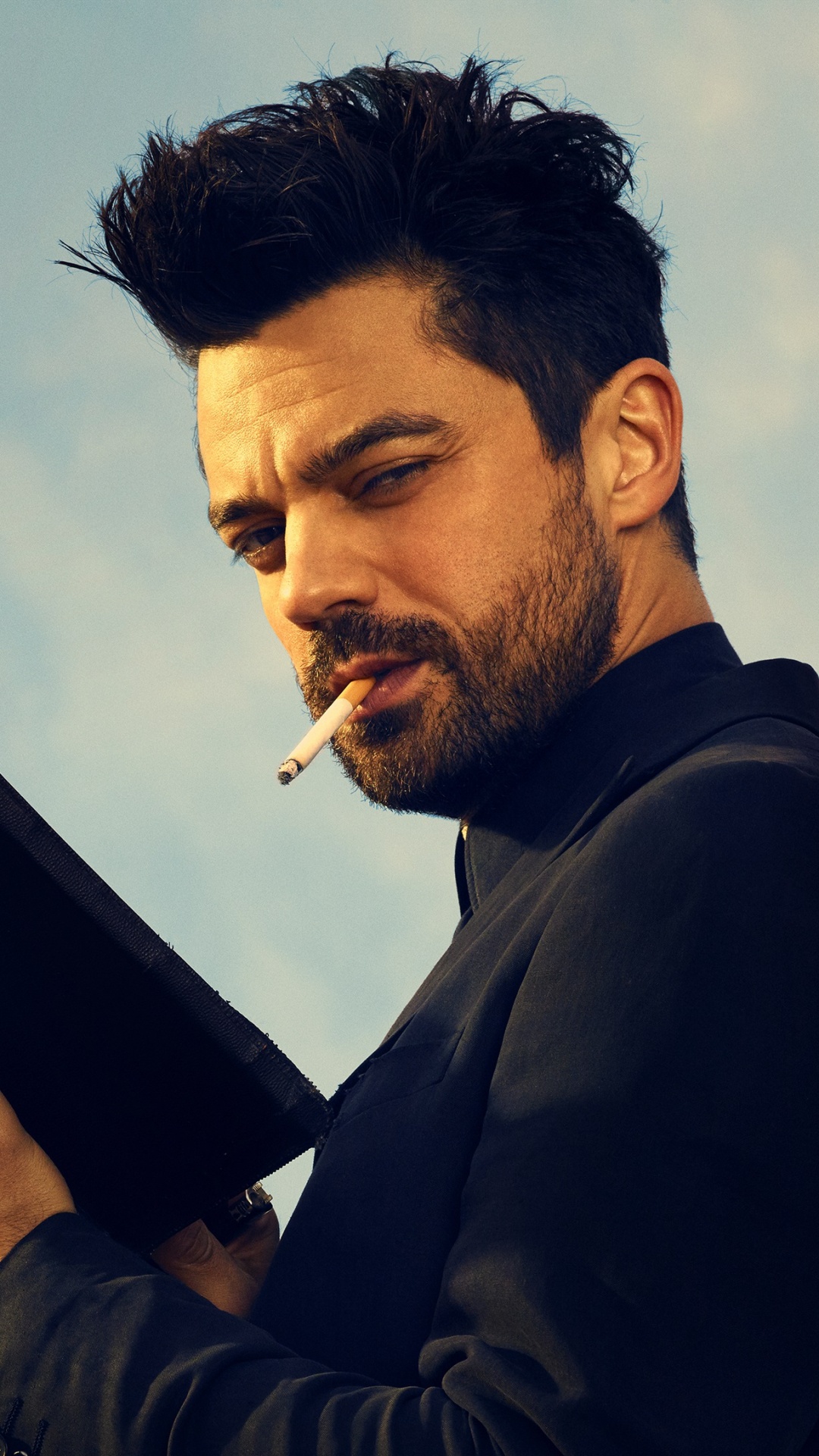 Hombre Con Camisa de Manga Larga Negra Con Libro Negro. Wallpaper in 1080x1920 Resolution