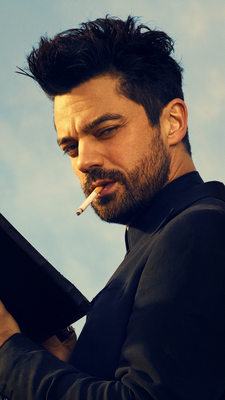 Hombre Con Camisa de Manga Larga Negra Con Libro Negro. Wallpaper in 720x1280 Resolution