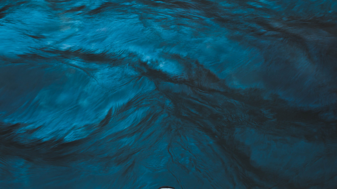 Personne en Baskets Noires et Blanches Debout Sur L'eau. Wallpaper in 1366x768 Resolution