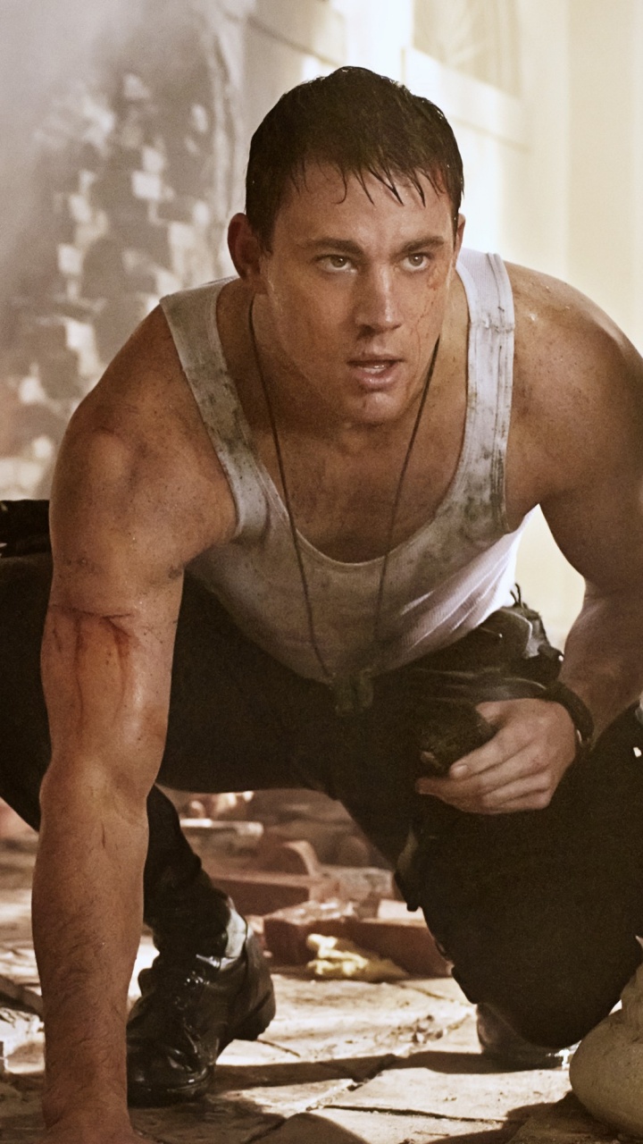 Mann in Grauem Tanktop Und Schwarzer Hose Sitzt Auf Dem Boden. Wallpaper in 720x1280 Resolution