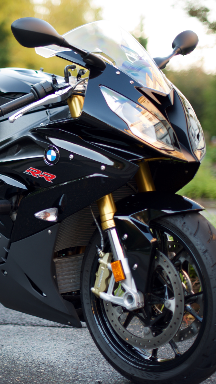 Vélo de Sport Noir et Blanc Sur Route Pendant la Journée. Wallpaper in 750x1334 Resolution