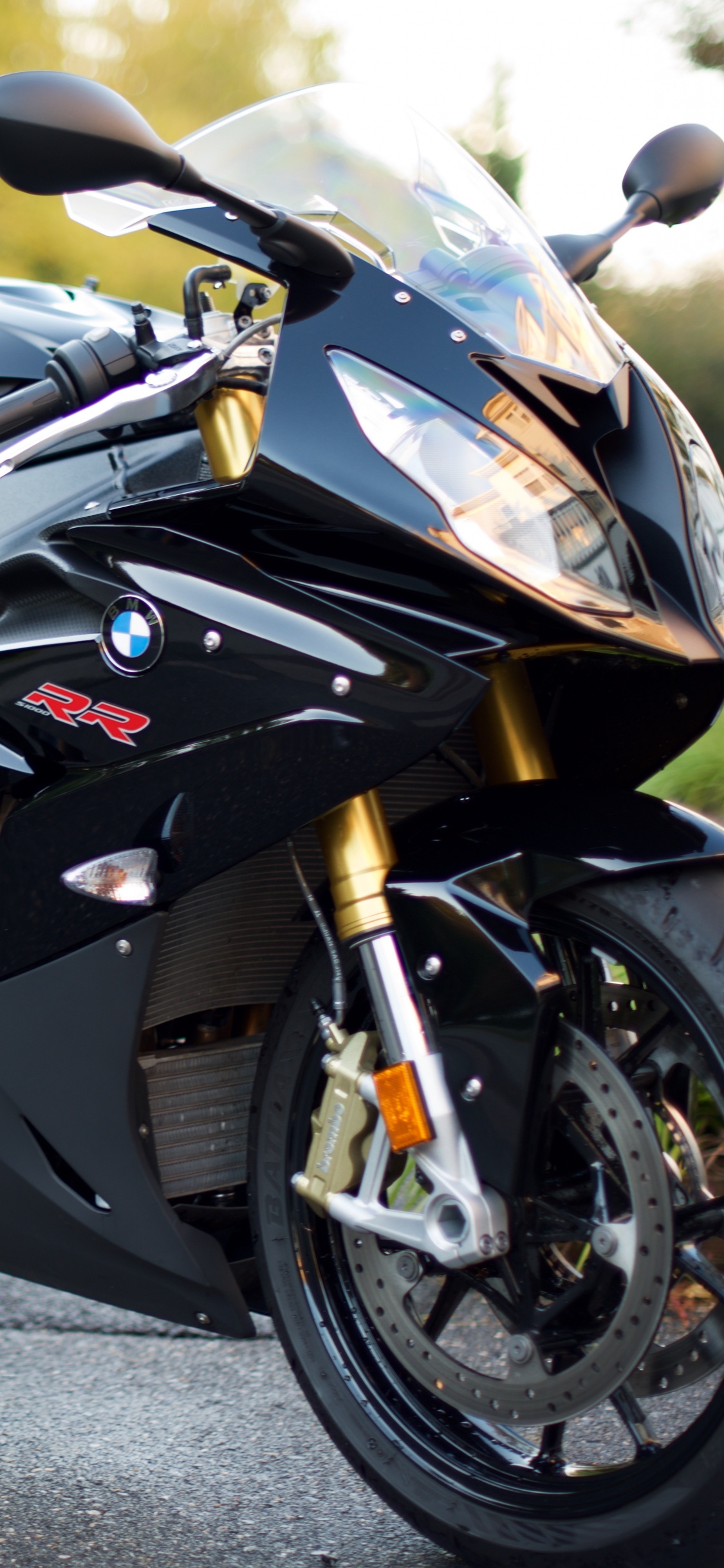 Bicicleta Deportiva en Blanco y Negro en la Carretera Durante el Día.. Wallpaper in 1125x2436 Resolution