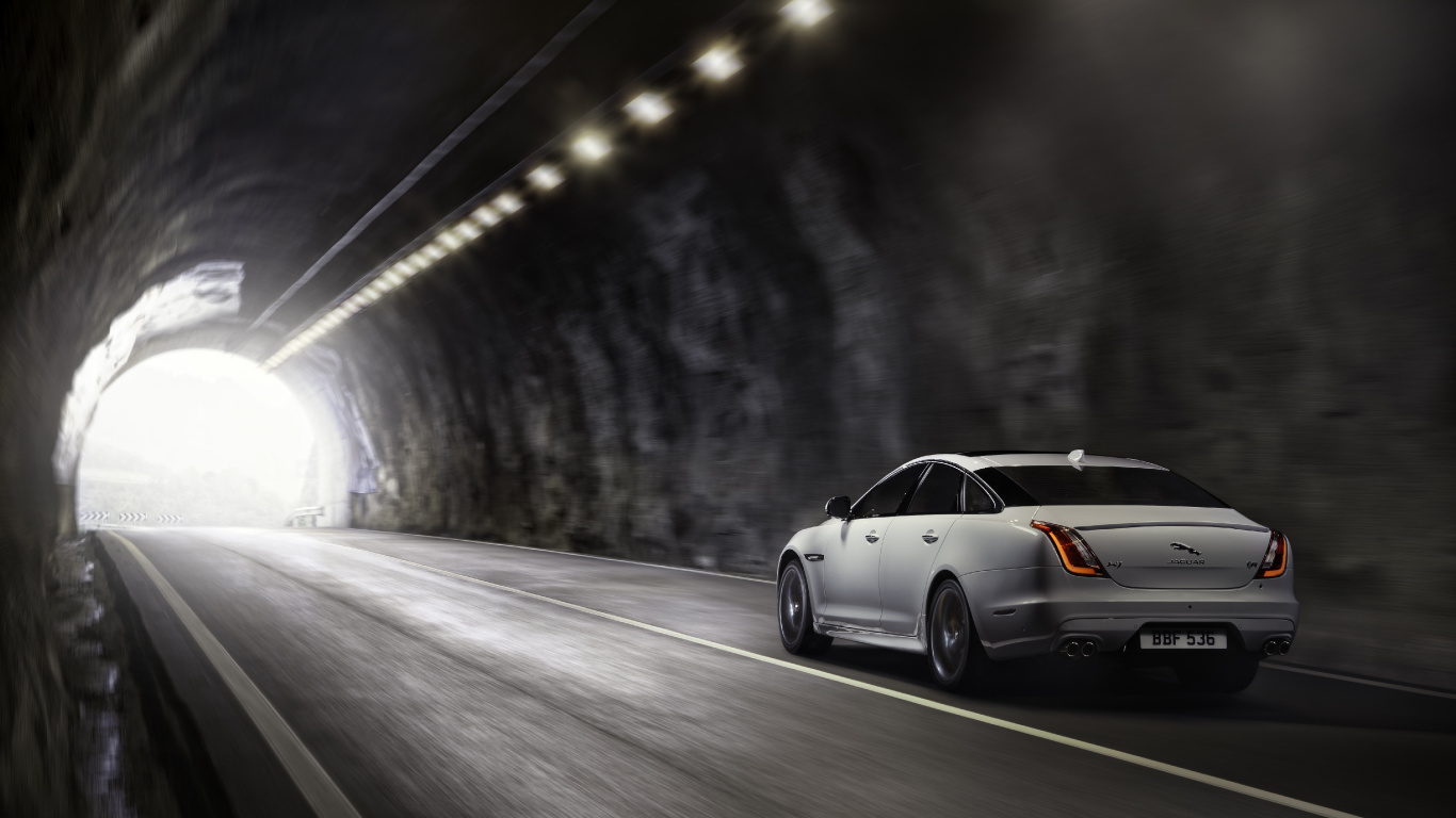 Sedán Blanco en la Carretera Durante el Día. Wallpaper in 1366x768 Resolution