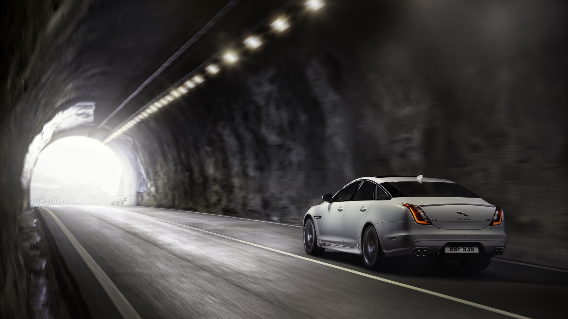 Sedán Blanco en la Carretera Durante el Día. Wallpaper in 1920x1080 Resolution